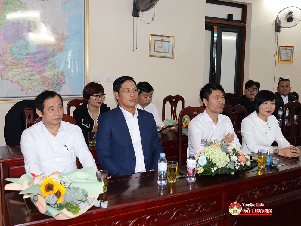 Lãnh đạo huyện Đô Lương và lãnh đạo CLB tại buổi tổng kết