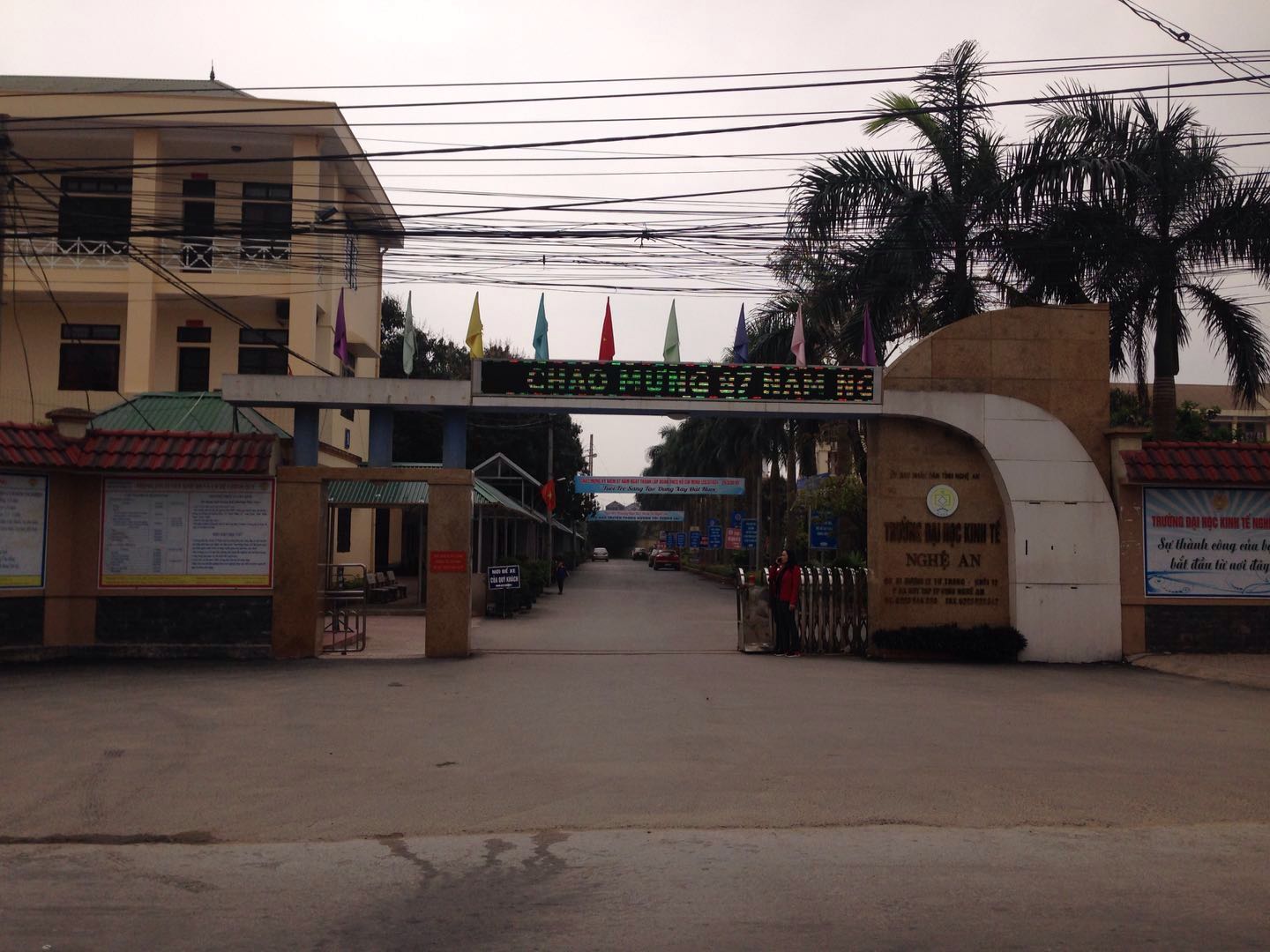 Cổng Trường Đại học Kinh tế Nghệ An